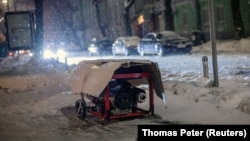 «Через ситуацію в енергосистемі графіки відключень на Київщині не діють. Ситуація також ускладнена морозами і перевантаженням електромереж», – повідомили у ДТЕК