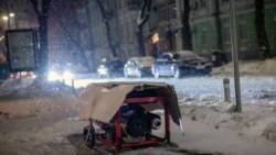 Російські обстріли залишили столицю і Київщину без тепла і світла у морози. Генератор на одній із вулиць Києва. Січень 2026 року