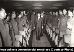 Nicolae Ceaușescu, printre ofițeri ai armatei române, 1966