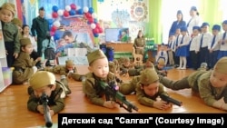 Дети изображают войну, детский сад в поселке