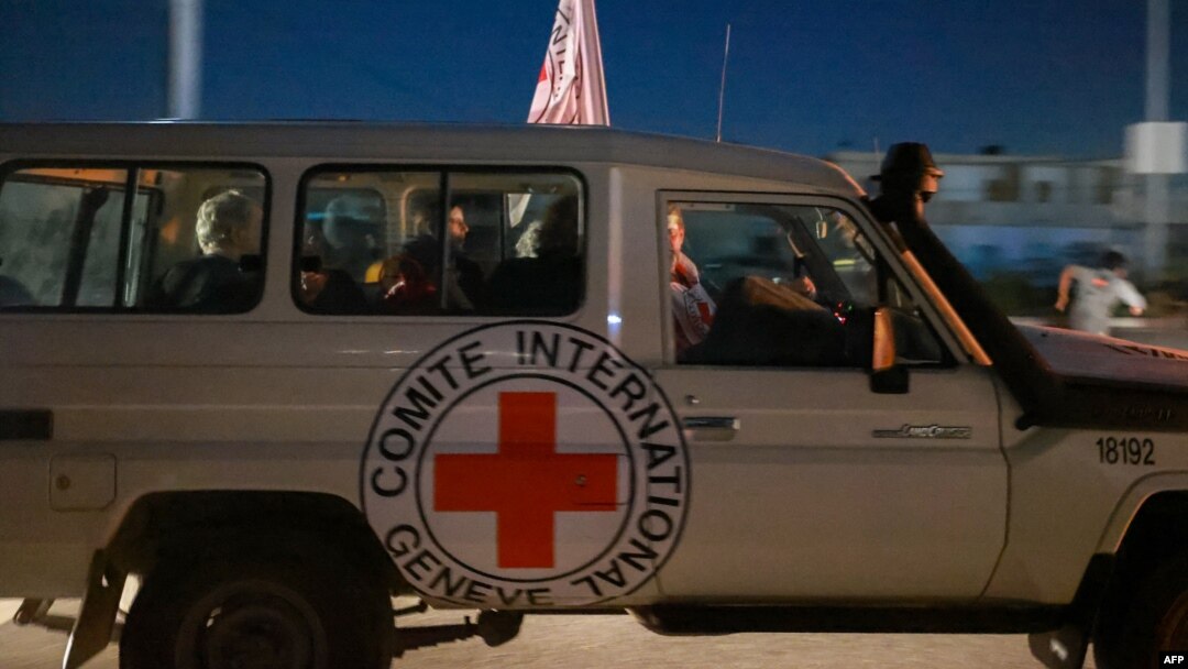 Un vehicul al Crucii Roșii Internaționale care transportă ostatici israelieni eliberați de Hamas traversează punctul de frontieră Rafah din Fâșia Gaza spre Egipt, pe 24 noiembrie 2023.