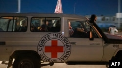 Автомобіль Червоного Хреста з ізраїльськими заручниками, звільненими «Хамасом», перетинає прикордонний пункт «Рафах», 24 листопада 2023 року

