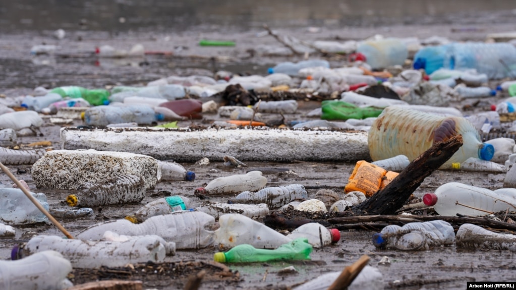 Përveç ndotjes të shkaktuar nga njeriu, Badoci viteve të fundit është përballur edhe me një "ndotje" tjetër, të shkaktuar nga natyra: rritja e vlerave të manganit.