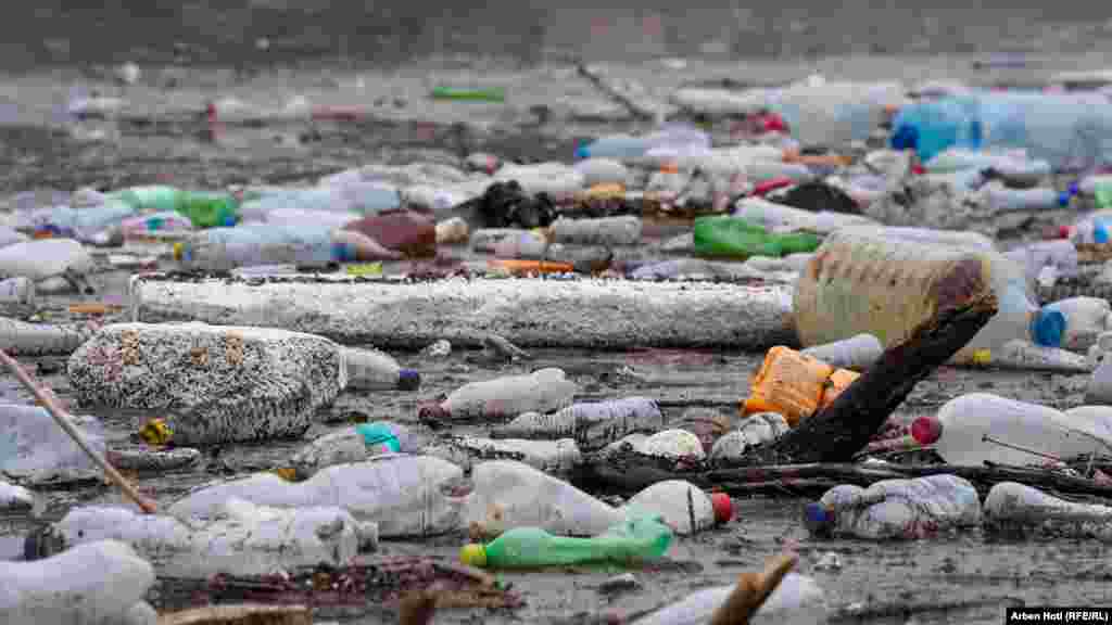 Përveç ndotjes të shkaktuar nga njeriu, Badoci viteve të fundit është përballur edhe me një "ndotje" tjetër, të shkaktuar nga natyra: rritja e vlerave të manganit. 