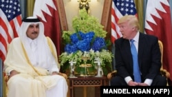 ABŞ-nyň prezidenti Donald Tramp (S) Kataryň emiri Tamim Bin Hamad Al-Thani bilen. Riýad, 21-nji maý, 2017.