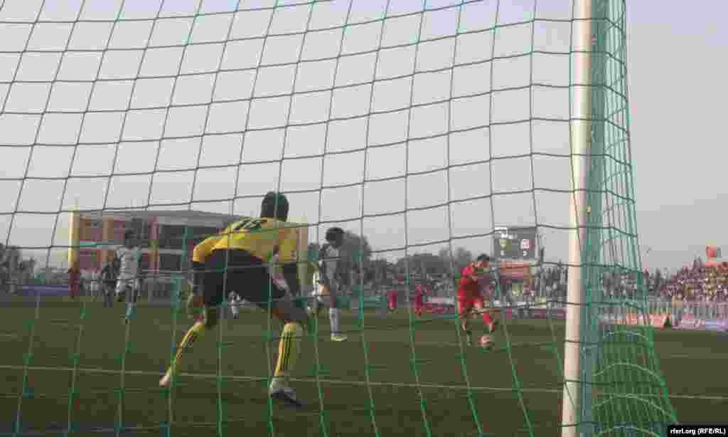 کابل لوبغالی: د پاکستان افغانستان لوبې پر مهال افغان لوبغاړی پر پاکستان ګول وواهه