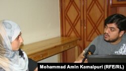 د عامه پوهاوي مسول اجمل عبیدعابدي د ازادۍ راډیو د خبریالې ماریا صدیقي پوښتنې ځوابوي