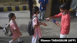 Dezinfekcija ruku prije ulaska u školu u Karačiju, Pakistan (21. juni 2021.)
