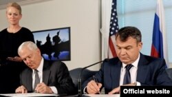 Роберт Гейтс (слева) и Анатолий Сердюков подписывают меморандум о взаимопонимании. Вашингтон, 15 сентября 2010 г. Фотография - Пентагон