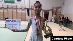 Алтын медалдын жеңүүчүсү, 11 жаштагы гимнаст Жамила Сыдыгалиева, Варшава, 12-апрель, 2015.
