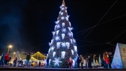 Oameni vizitând Târgul de Crăciun din Chișinău, în decembrie 2025.