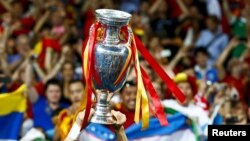 Испания құрамасына берілген Euro 2012 чемионатының кубогы. Киев, 1 маусым 2012 жыл. 