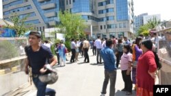 Жители Катманду на улицах - после сегодняшних толчков