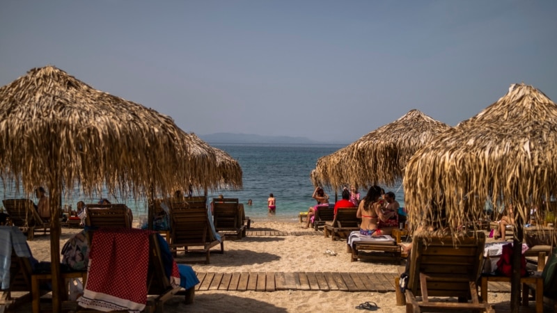 Грција летово ја посетиле над шест милиони туристи
