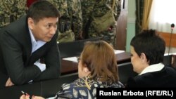 "Астана ЭКСПО-2017" ұлттық компаниясының бұрынғы басқарма төрағасы Талғат Ермегияев сотта қорғаушыларымен сөйлесіп отыр. Астана, 13 мамыр 2016 жыл.