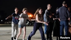  Съпругът на Алсу Курмашева и двете им дъщери тичат към майка си, която слиза от самолета в четвъртък вечерта. Моментът, в който се виждат за първи път от над 9 месеца. 