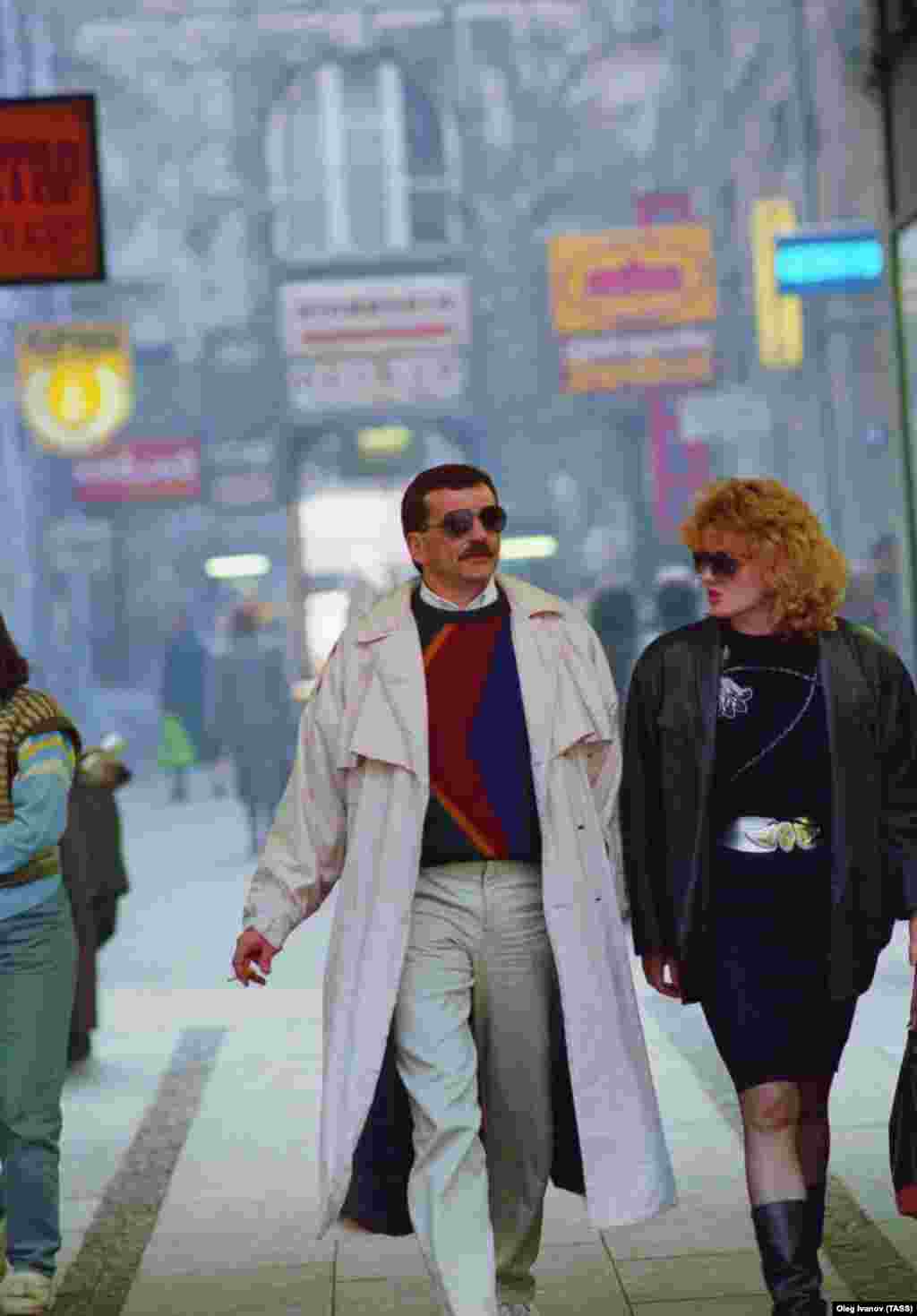 Двойка се разхожда в центъра на Белград през 1988 г.