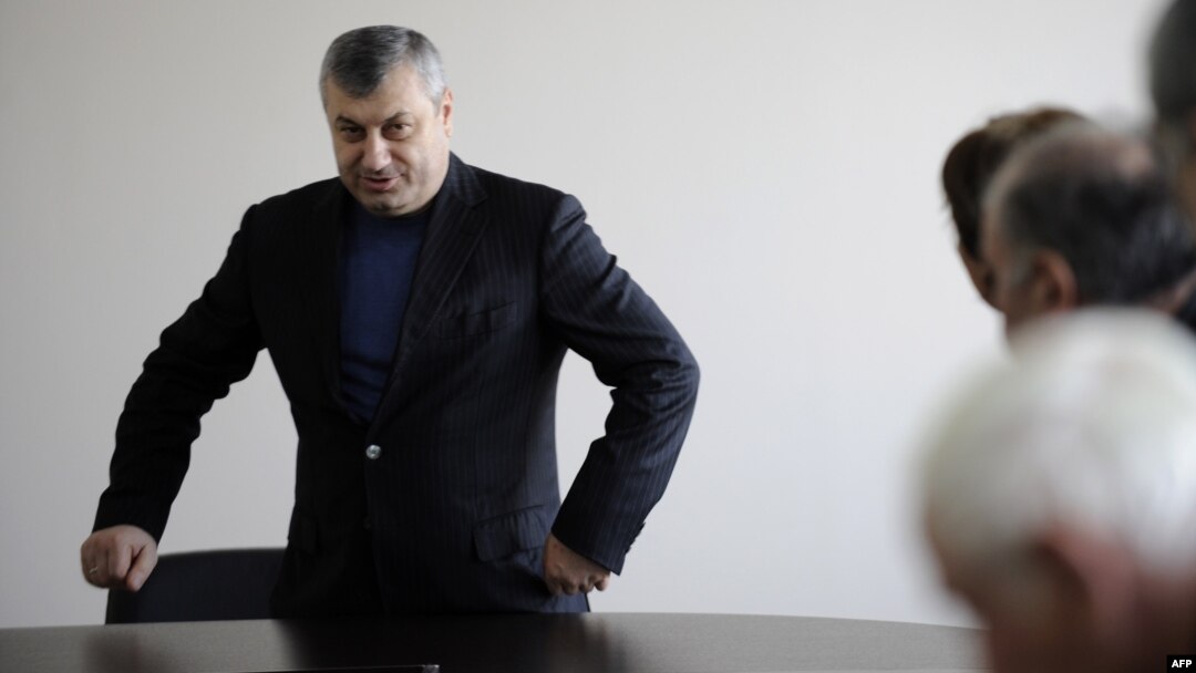 Телезрители не упустили из виду реакцию партии власти на приезд в Южную Осетию экс-президента Эдуарда Кокойты