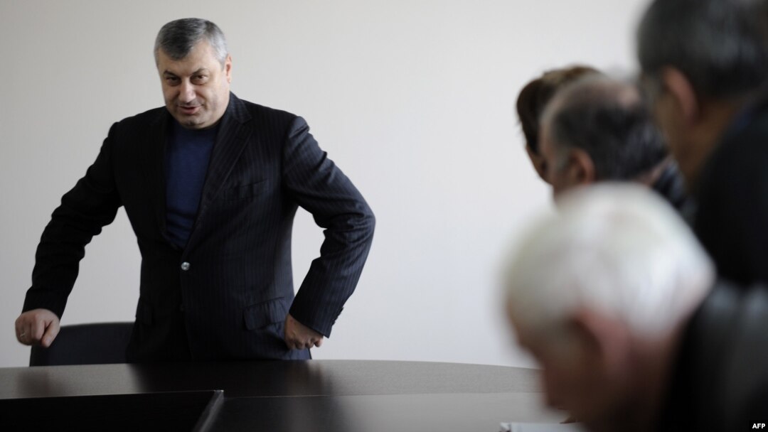 Политическая дубинка, апробированная бывшим югоосетинским президентом Эдуардом Кокойты, теперь может ударить по нему самому