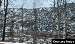 Окрестности завалены каменными отваами