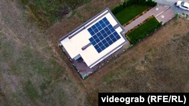 Panelet solare mbi kulmin e një shtëpie.