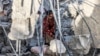 O fată adună lucruri ce mai pot fi folosite din ruine la Rafah, în sudul Fâșiei Gaza. Orașul unde s-au refugiat cam un milion de palestinieni din alte părți ale enclavei a fost cea mai recentă țintă a bombardamentelor cu care Israelul vrea să „distrugă” gruparea Hamas. 