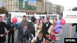  Акція «Кандидати» роздають «обіцянки» на Майдані Незалежності у Києві