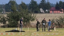 Poliția națională și cea militară din Polonia investighează căderea unei drone rusești în satul Wohyn, Polonia, 10 septembrie 2025.