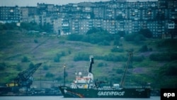 Судно Arctic Sunrise виходить із порту Мурманська, 2014 рік