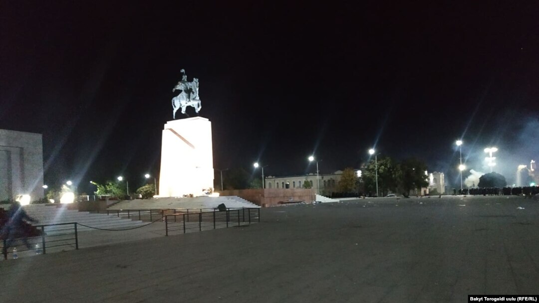 Митингчилардан бўшаб қолган "Ала-Тўў" майдони, Бишкек, 2020 йил 5 октябри.