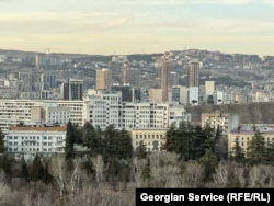 ილიას უნივერსიტეტის შენობები ვაკის პარკთან ახალი დეველოპელური პროექტების ფონზე.