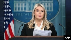 سخنگوی کاخ سفید در حال پاسخگویی به خبرنگاران