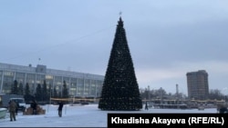 Новогодняя елка в городе Семее, с которой упал учитель, незаконно привлеченный к работе. 23 декабря 2024 года