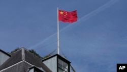 پرچم چین بر فراز ساختمان سفارت این کشور در لندن