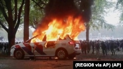 Zapaljeno policijsko auto na desničarski protestima u Hagu 20. septembar 