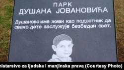 Memorijalna tabla u Parku Dušana Jovanovića kod Trga Slavija u Beogradu, 18. oktobar 2025.