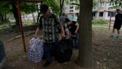 Evacuând civili sub atacuri de drone într-un oraș din Donețk