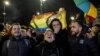 Suporterii egalității conjugale în Grecia salută votul din Parlamentul de la Atena, la 15 februarie 2024. Legea căsătoriilor gay a fost introdusă de guvernul de centru-dreapta, fiind votată și de opoziția de stânga. 