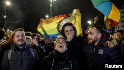 Suporterii egalității conjugale în Grecia salută votul din Parlamentul de la Atena, la 15 februarie 2024. Legea căsătoriilor gay a fost introdusă de guvernul de centru-dreapta, fiind votată și de opoziția de stânga. 