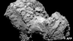 An image taken on August 3 by space probe Rosetta’s OSIRIS narrow-angle camera and obtained on August 6 from the European Space Agency (ESA) shows the comet 67P/Churyumov-Gerasimenko from a distance of 285 kilometers. 