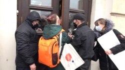 У Запоріжжі при спробі представників ЗМІ пройти на сесію міської ради сталася штовханина (відео)