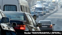 По неофициальным данным, по дорогам Грузии передвигается от 150 до 200 тысяч низкобюджетных праворульных автомобилей, завезенных в основном из Японии. Так что вопрос весьма актуален и касается многих