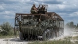 Житель Константиновки возле разрушенного российским авиаударом дома, в котором под завалами ищут его мать. 8 мая 2025 года