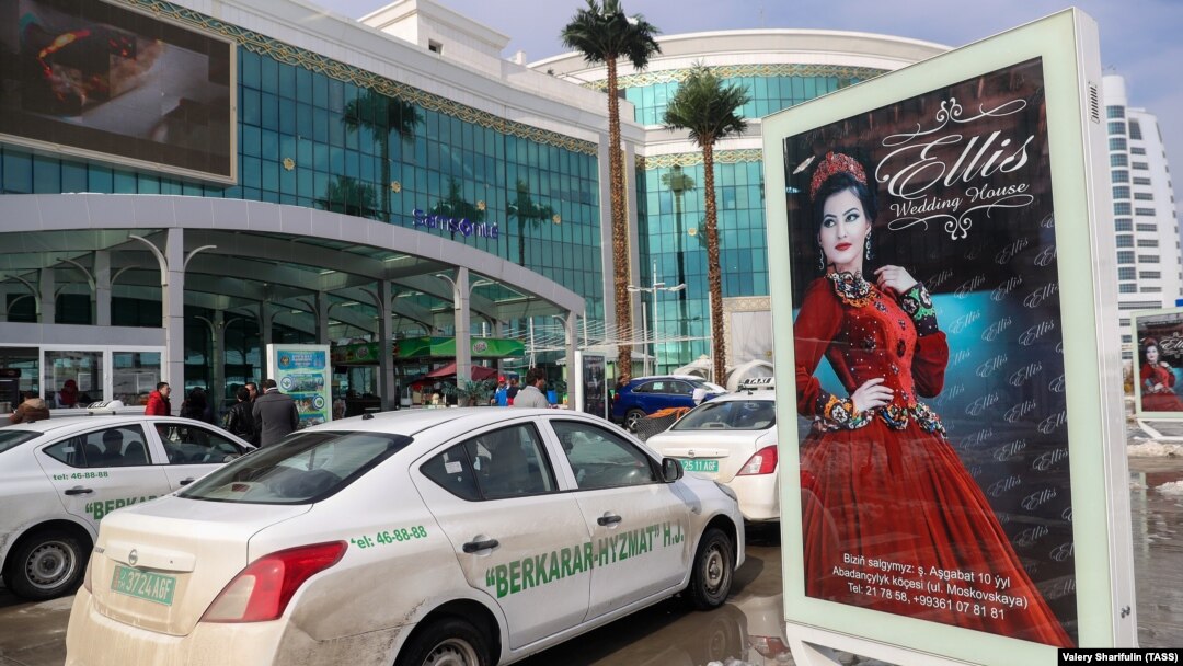 Many Turkmen beauticians and hairdressers have taken a portion of their business underground to evade a draconian ban on certain services for women, such as microblading their eyebrows or even dyeing their hair. (file photo)