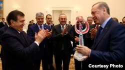 Uzbek President Shavkat Mirziyoev (left) was invited to Ankara by his Turkish counterpart Recep Tayyip Erdogan (right)