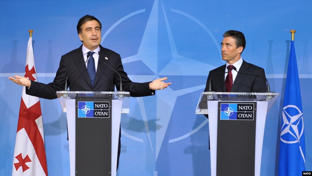 NATO Secretary-General Anders Fogh Rasmussen (right) has told Georgian President Mikheil Saakashvili (left) that NATO is still firmly behind the Caucasus country joining the alliance one day (file photo).