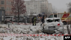 Поліцейські оглядають пошкоджений багатоквартирний будинок після російського удару по Києву 9 січня 2026 року