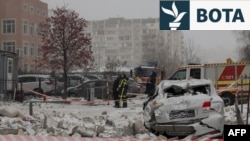 Zyrtarë policorë inspektojnë një ndërtesë banimi të dëmtuar pas një sulmi rus ndaj Kievit më 9 janar.