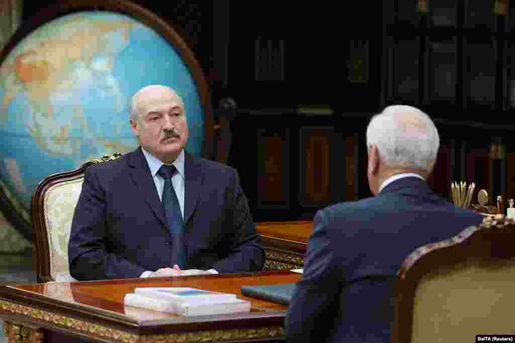 БЕЛОРУСИЈА - Александар Лукашенко, кој владее со Белорусија 26 години, го нарече Меѓународниот олимписки комитет (МОК) банда, откако му беше изречена привремена забрана која може да го исклучи од Олимписките игри во Токио наредната година. Забраната е донесена поради насилното задушување на протестите по спорните претседателски избори во земјата.