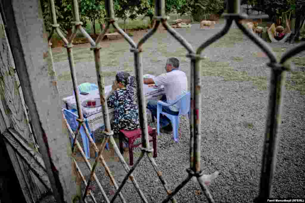 Səhər yeməyi. Uşaqları və gəncləri müvəqqəti yaxınlıqdakı kəndlərə yola salan ailələrin yaşlı üzvləri və kişilər həyət-bacanın, ev-eşiyin keşiyində qalır.